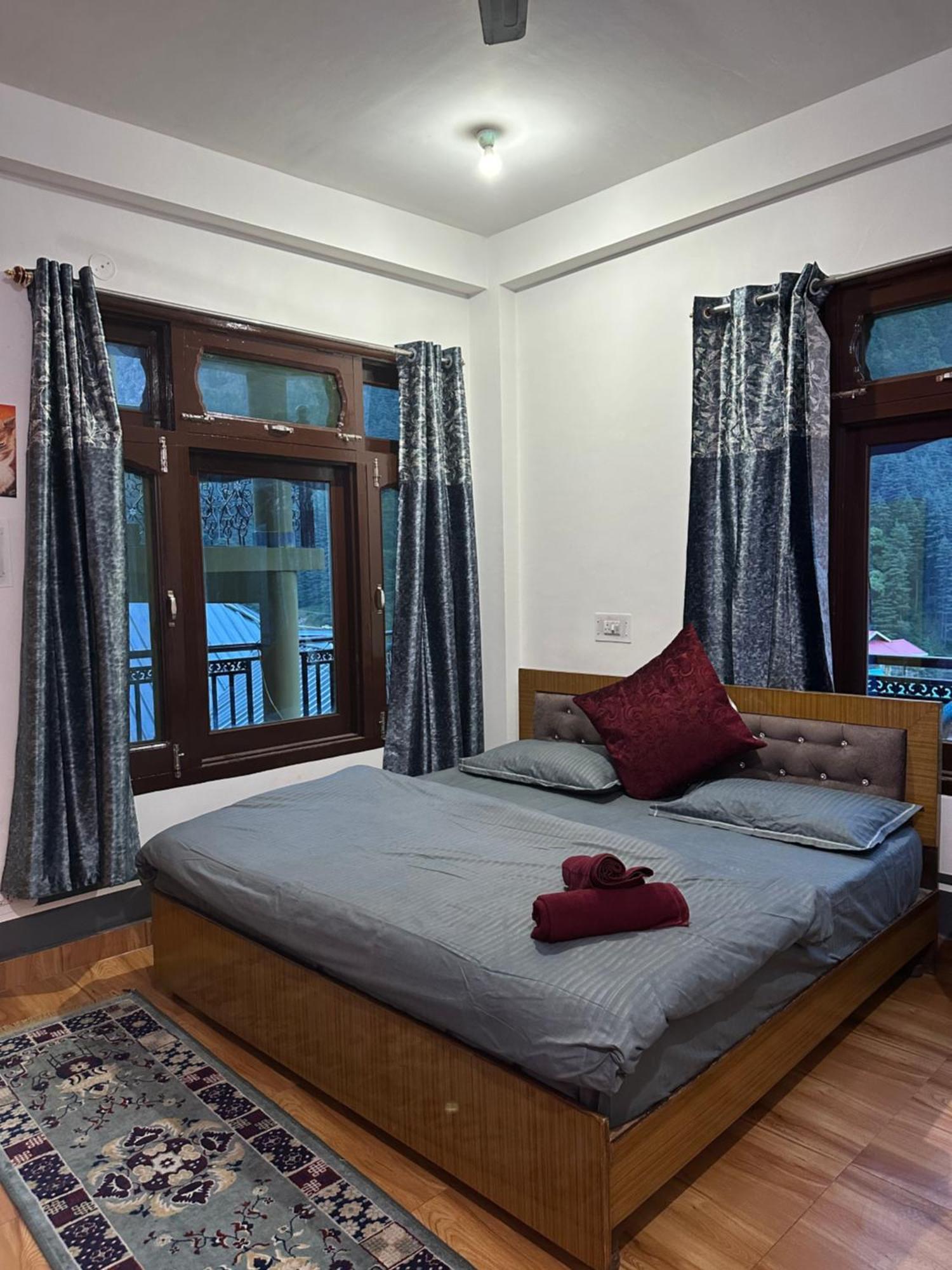 Pahadirovers Homestay & Cafe Kasol Extérieur photo