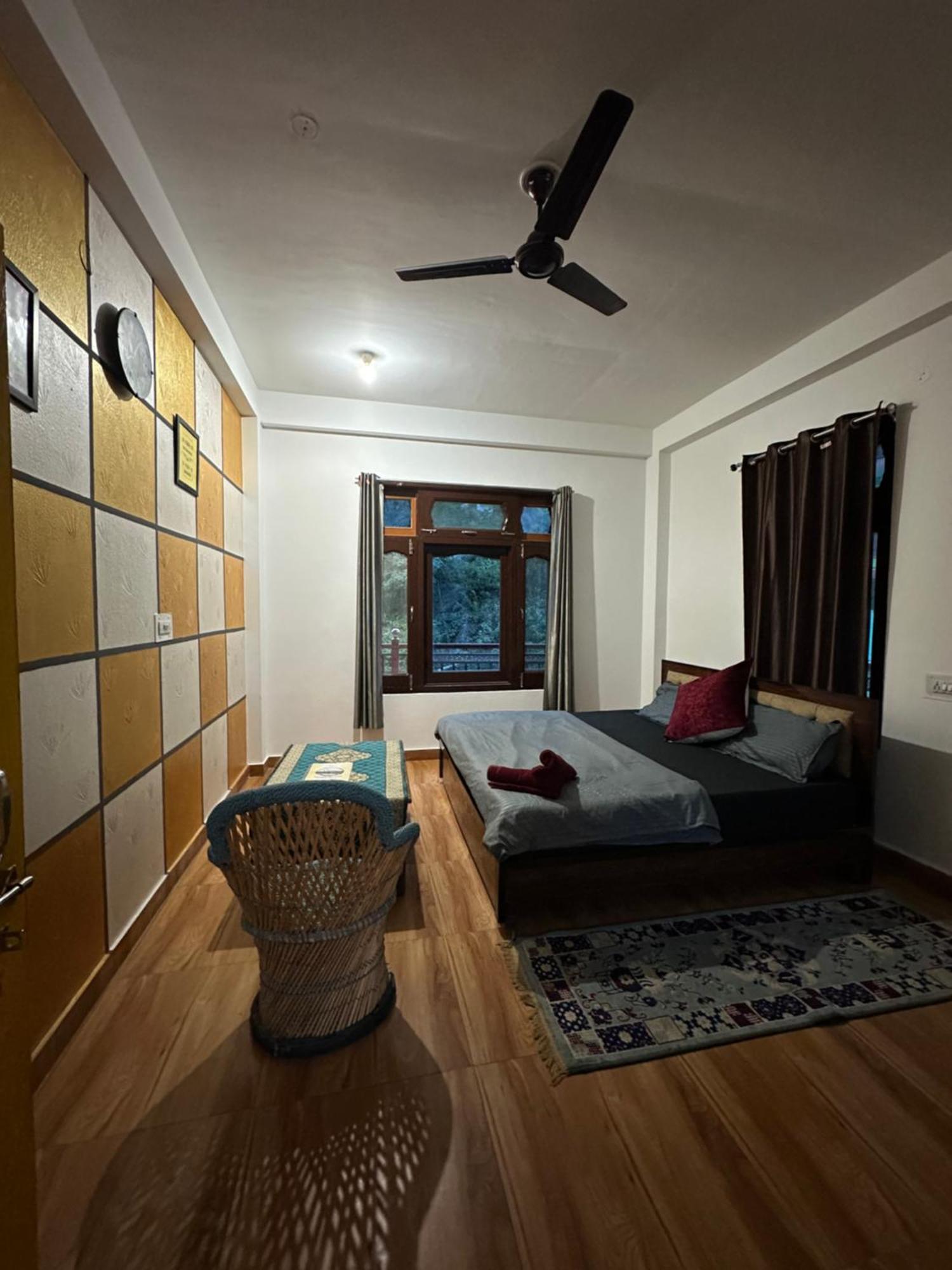 Pahadirovers Homestay & Cafe Kasol Extérieur photo